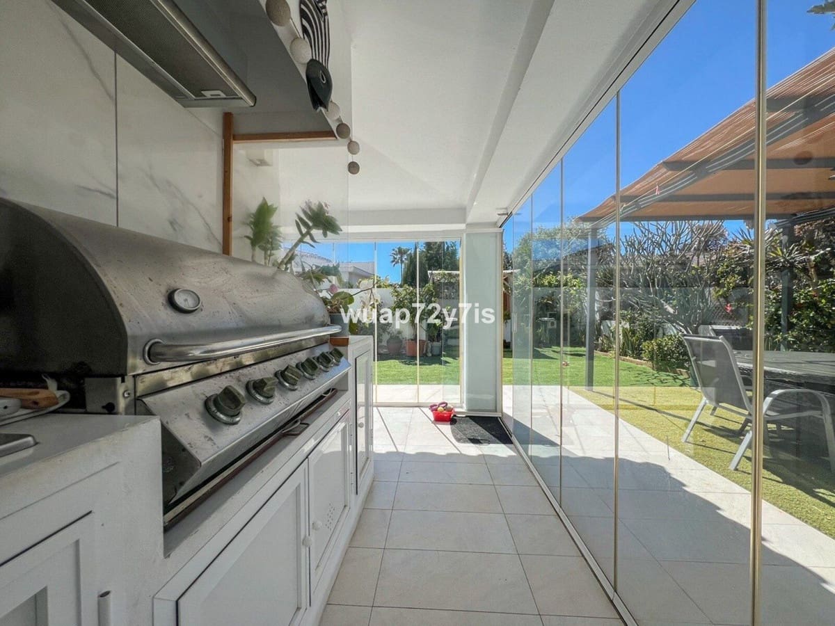 3 makuuhuone Huvila myytävänä paikassa Estepona mukana uima-altaan 
autotalli - 1 575 000 € (Ref: 9759529)