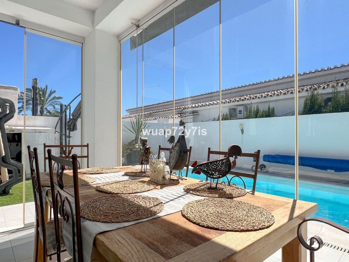 3 makuuhuone Huvila myytävänä paikassa Estepona mukana uima-altaan 
autotalli - 1 575 000 € (Ref: 9759529)