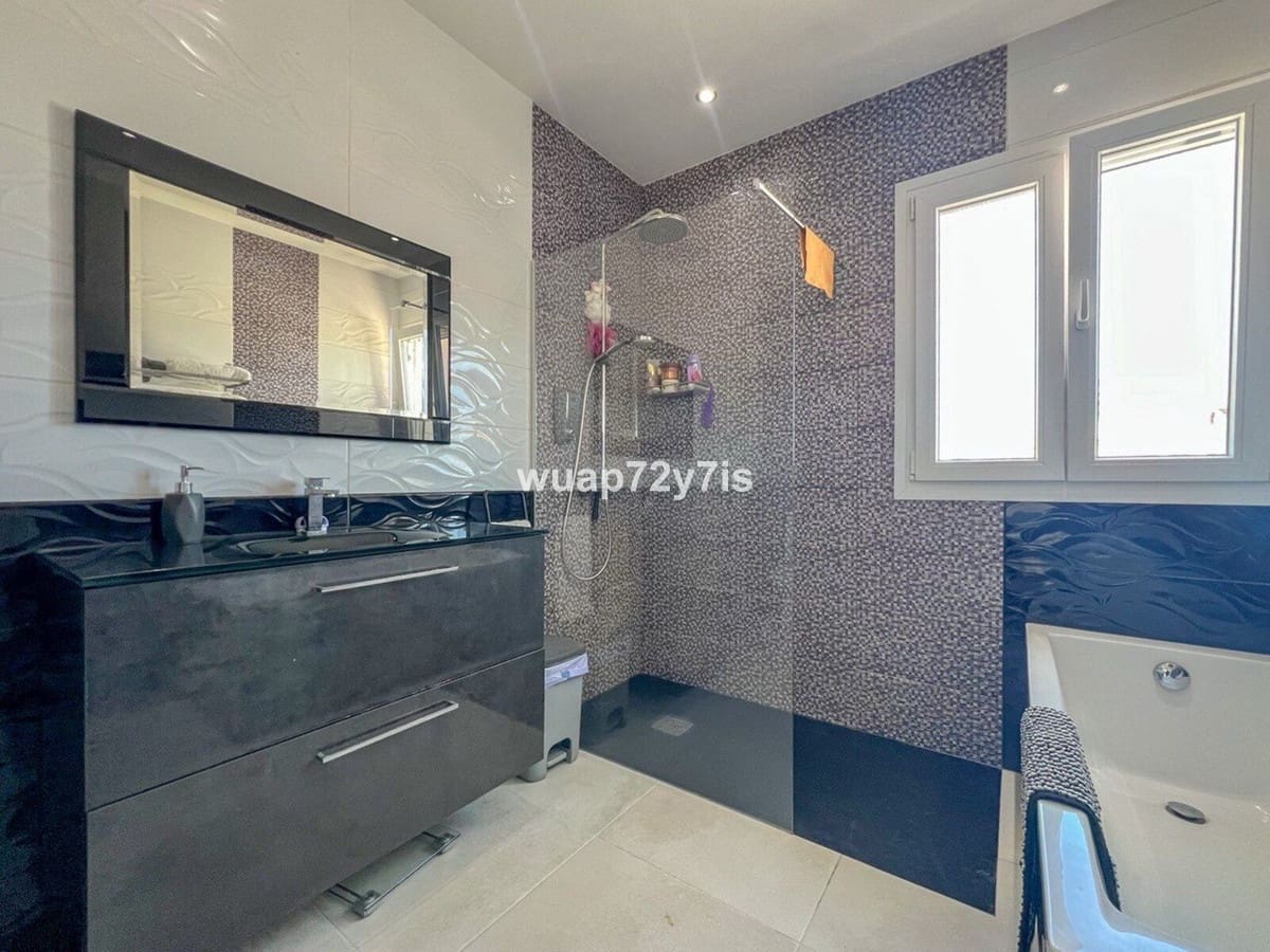 3 makuuhuone Huvila myytävänä paikassa Estepona mukana uima-altaan 
autotalli - 1 575 000 € (Ref: 9759529)