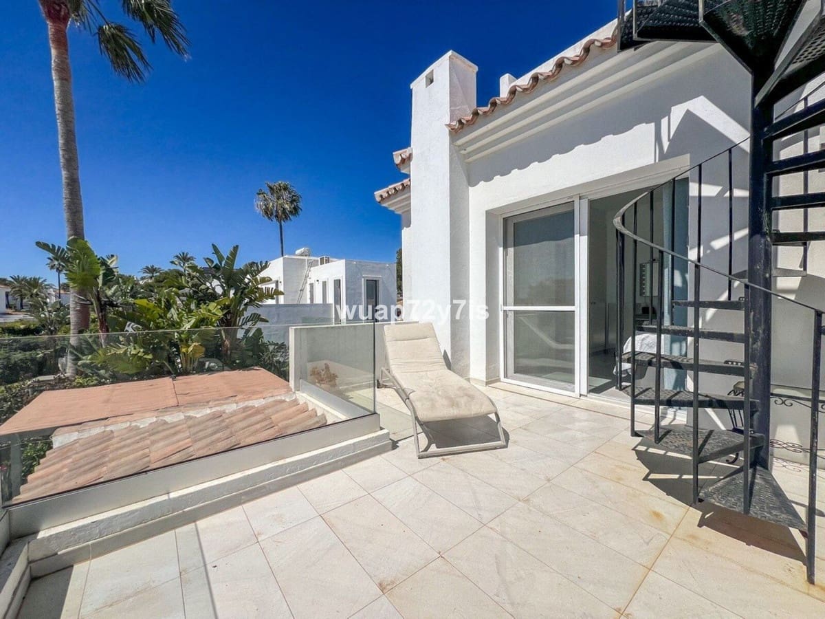 3 makuuhuone Huvila myytävänä paikassa Estepona mukana uima-altaan 
autotalli - 1 575 000 € (Ref: 9759529)