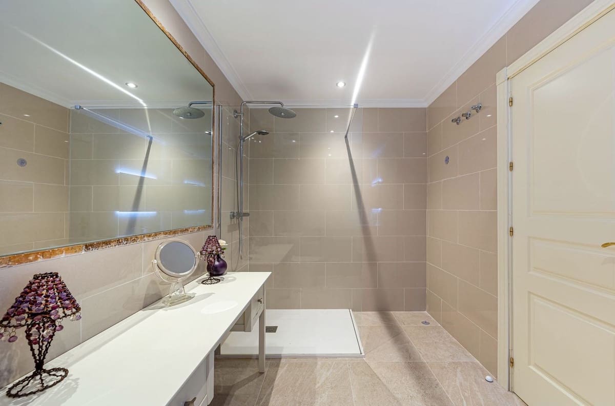 2 soveværelse Lejlighed til salg i El Paraiso med swimmingpool garage - € 549.000 (Ref: 9759538)