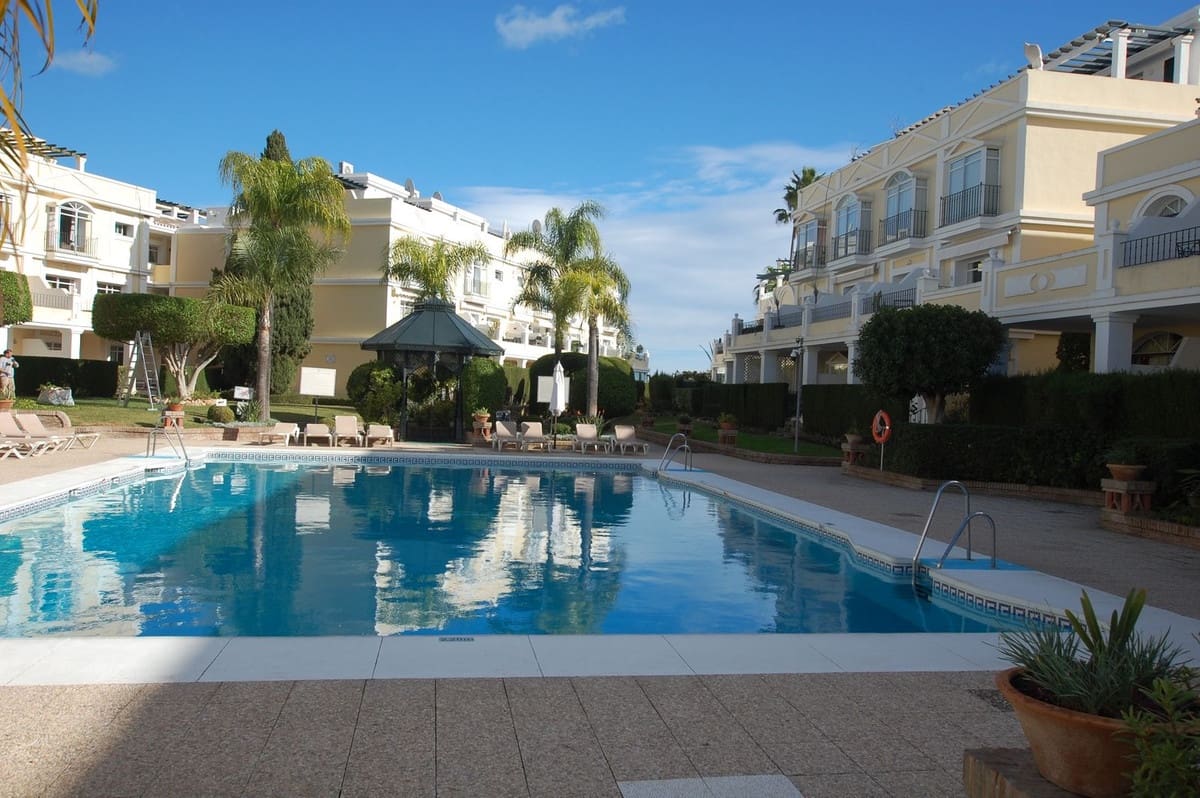2 chambre Appartement à vendre à Aloha Golf avec piscine garage - 465 000 € (Ref: 9769123)