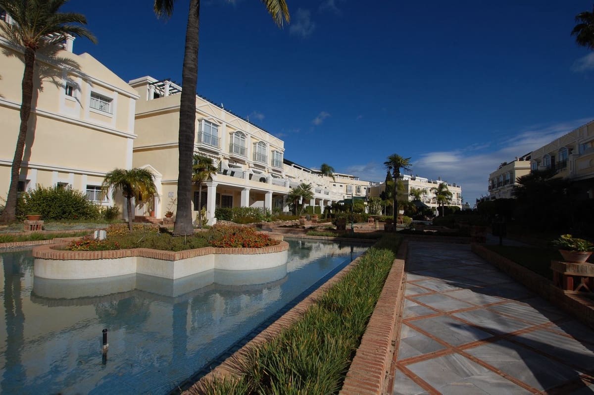 2 chambre Appartement à vendre à Aloha Golf avec piscine garage - 465 000 € (Ref: 9769123)