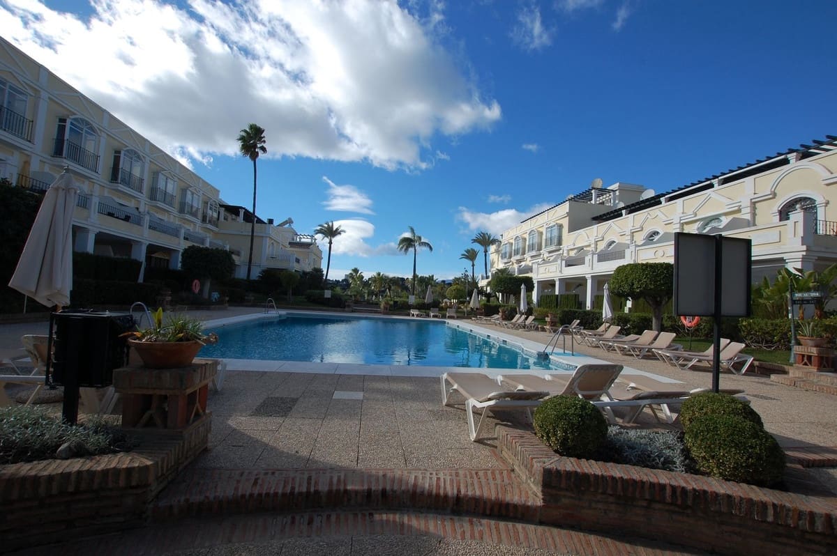 2 chambre Appartement à vendre à Aloha Golf avec piscine garage - 465 000 € (Ref: 9769123)