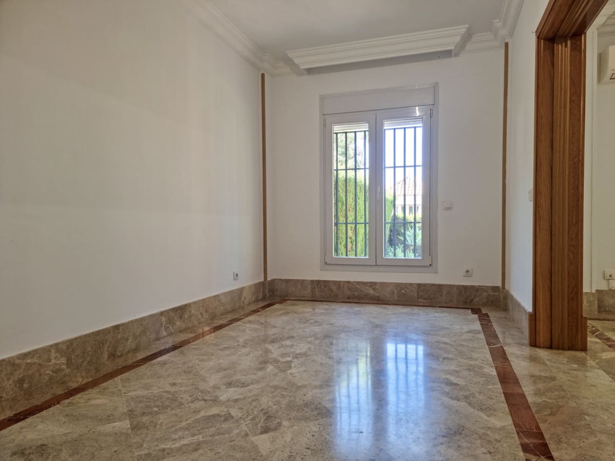 3 soverom Kjedet enebolig til salgs i Marbella med svømmebasseng garasje - € 1 120 000 (Ref: 9769126)