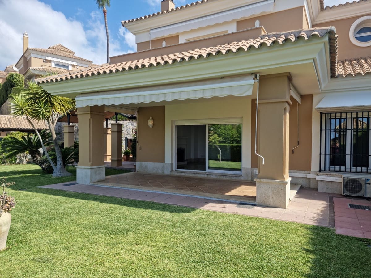 3 soverom Kjedet enebolig til salgs i Marbella med svømmebasseng garasje - € 1 120 000 (Ref: 9769126)