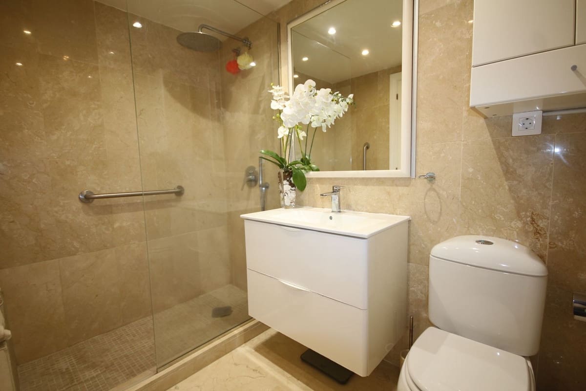 2 bedroom Penthouse for sale in Guadalmina with pool garage - € 467,000 (Ref: 9769127)