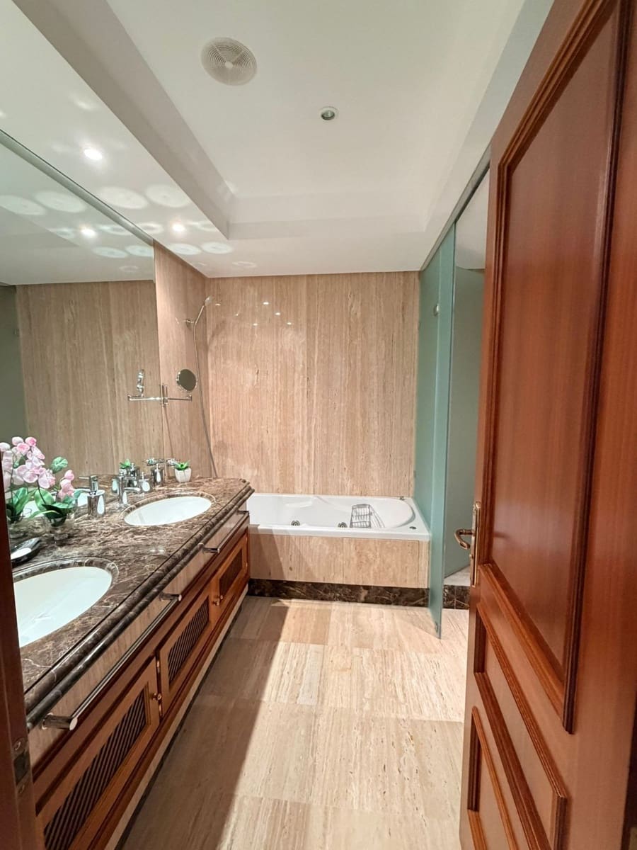 3 chambre Appartement à vendre à New Golden Mile avec piscine garage - 1 200 000 € (Ref: 9769129)