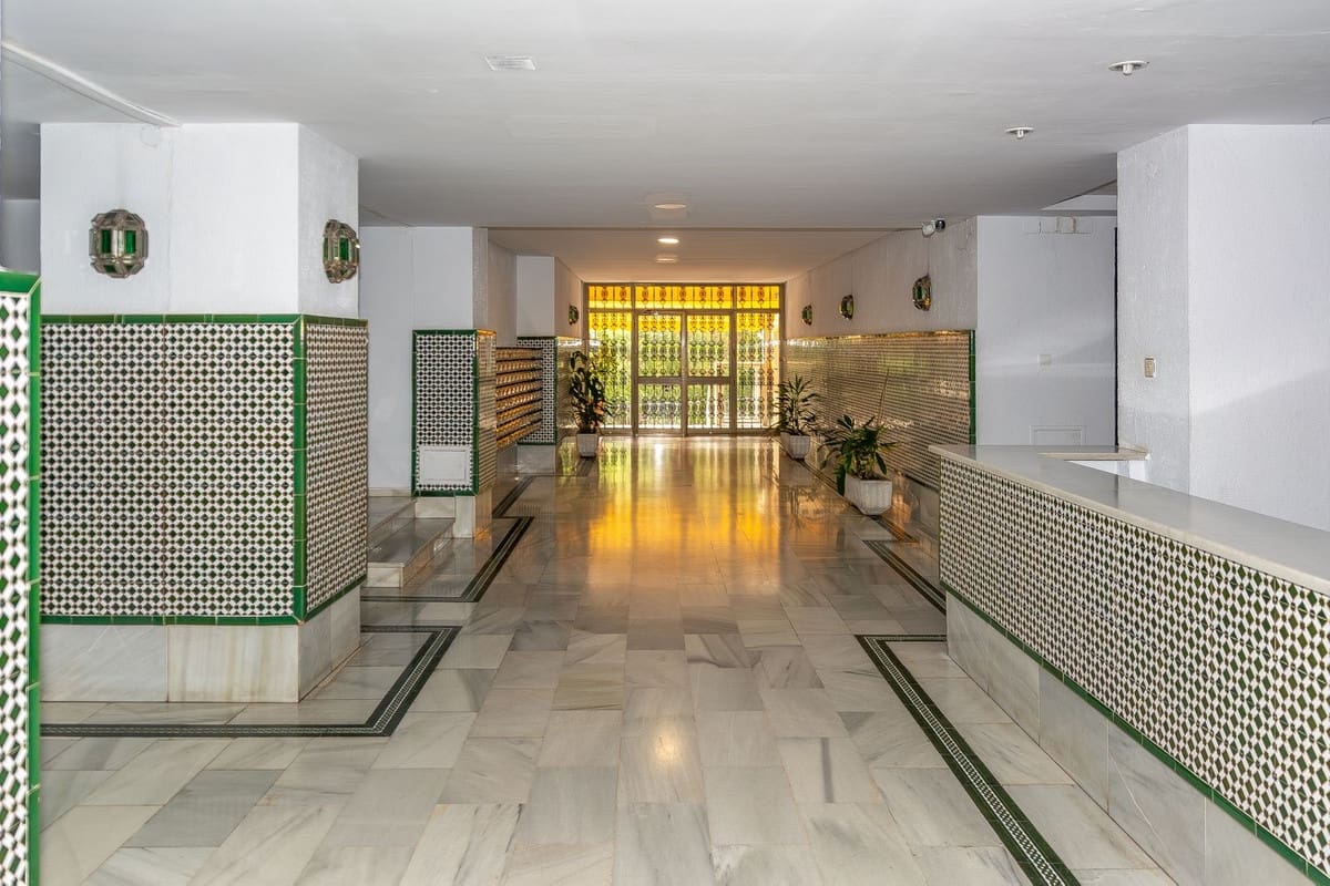 2 soverom Leilighet til salgs i Fuengirola med svømmebasseng garasje - € 290 000 (Ref: 9776973)