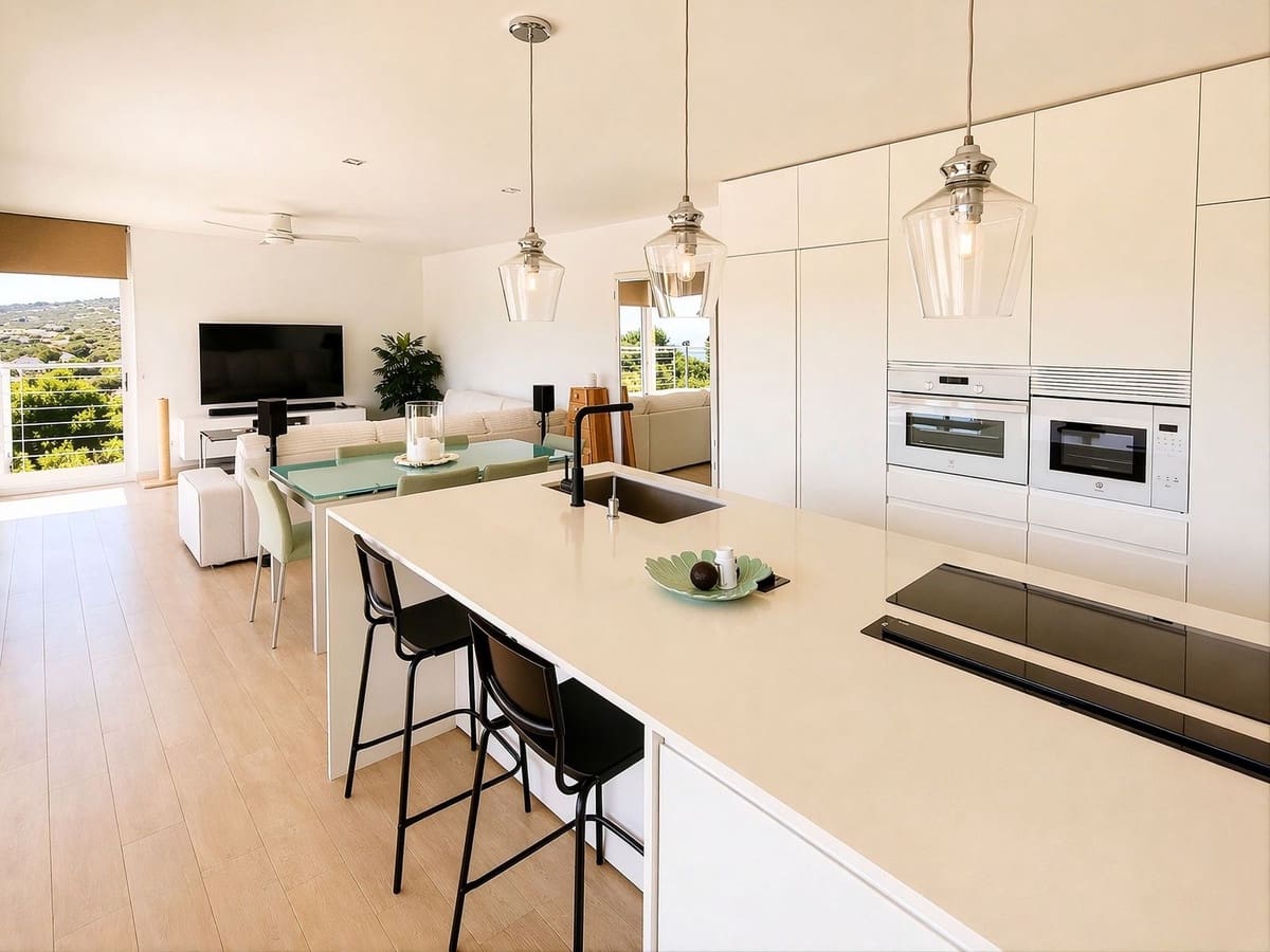 3 soveværelse Villa til salg i Manilva med swimmingpool garage - € 650.000 (Ref: 9782051)