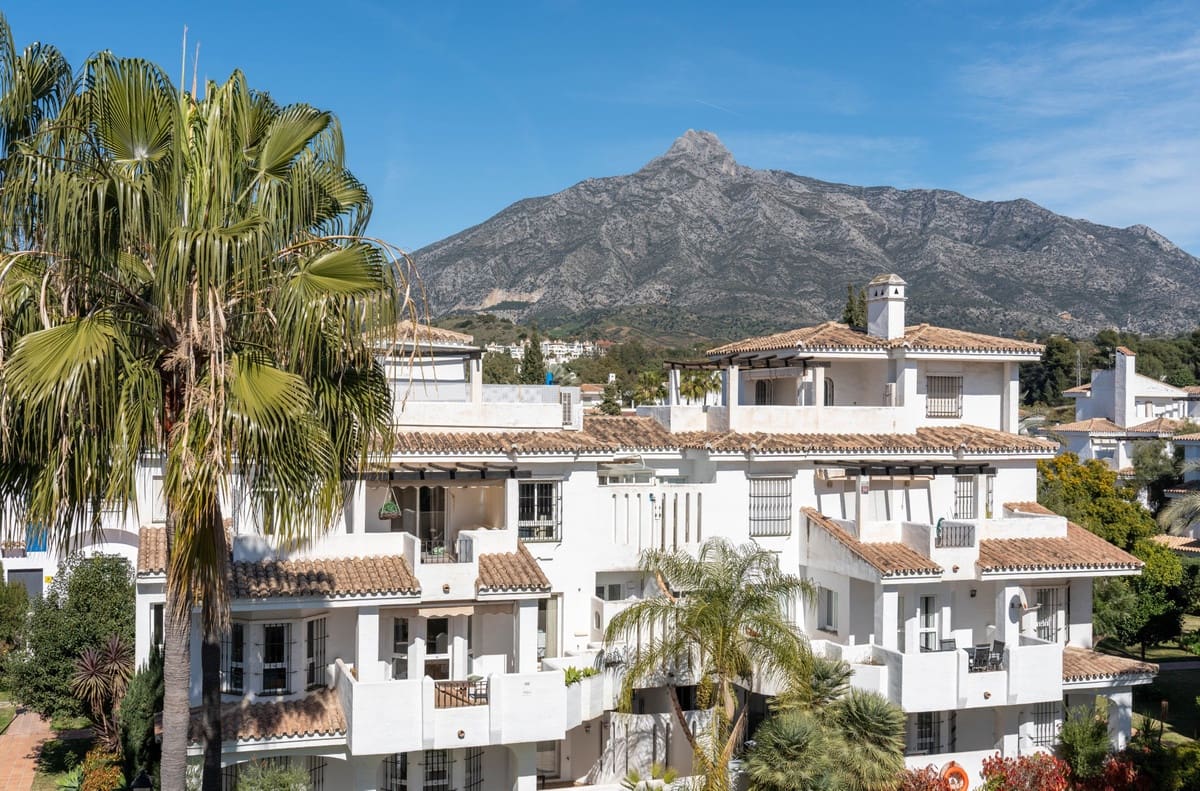 3 soverom Penthouse til salgs i Nueva Andalucia med svømmebasseng - € 525 000 (Ref: 9782201)