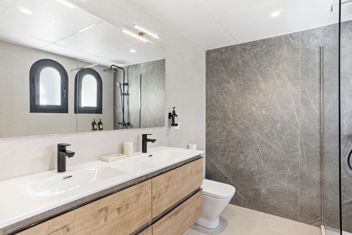 3 soveværelse Byhus til salg i Estepona med swimmingpool garage - € 549.000 (Ref: 9782203)