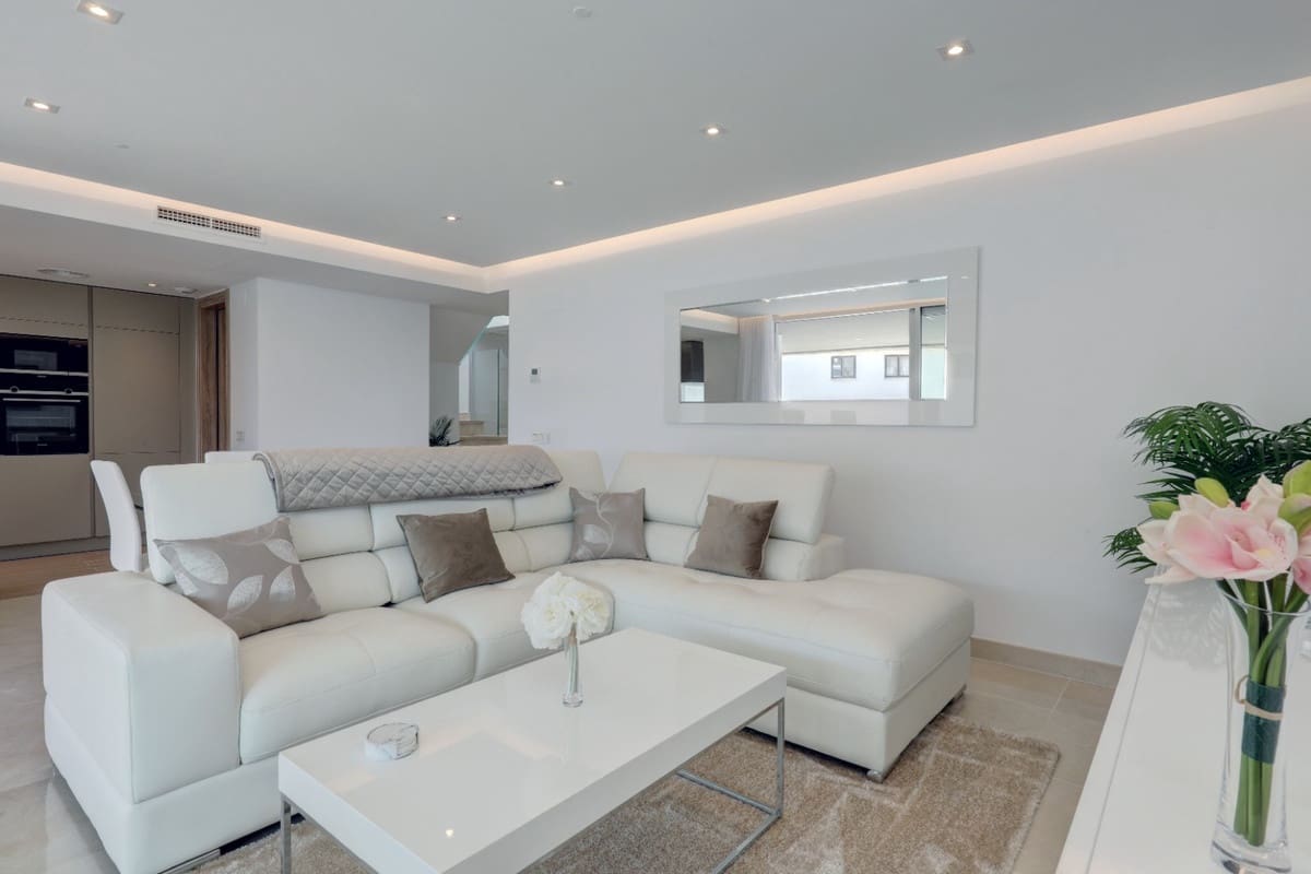 3 soverom Penthouse til salgs i Nueva Andalucia med svømmebasseng garasje - € 1 180 000 (Ref: 9782205)