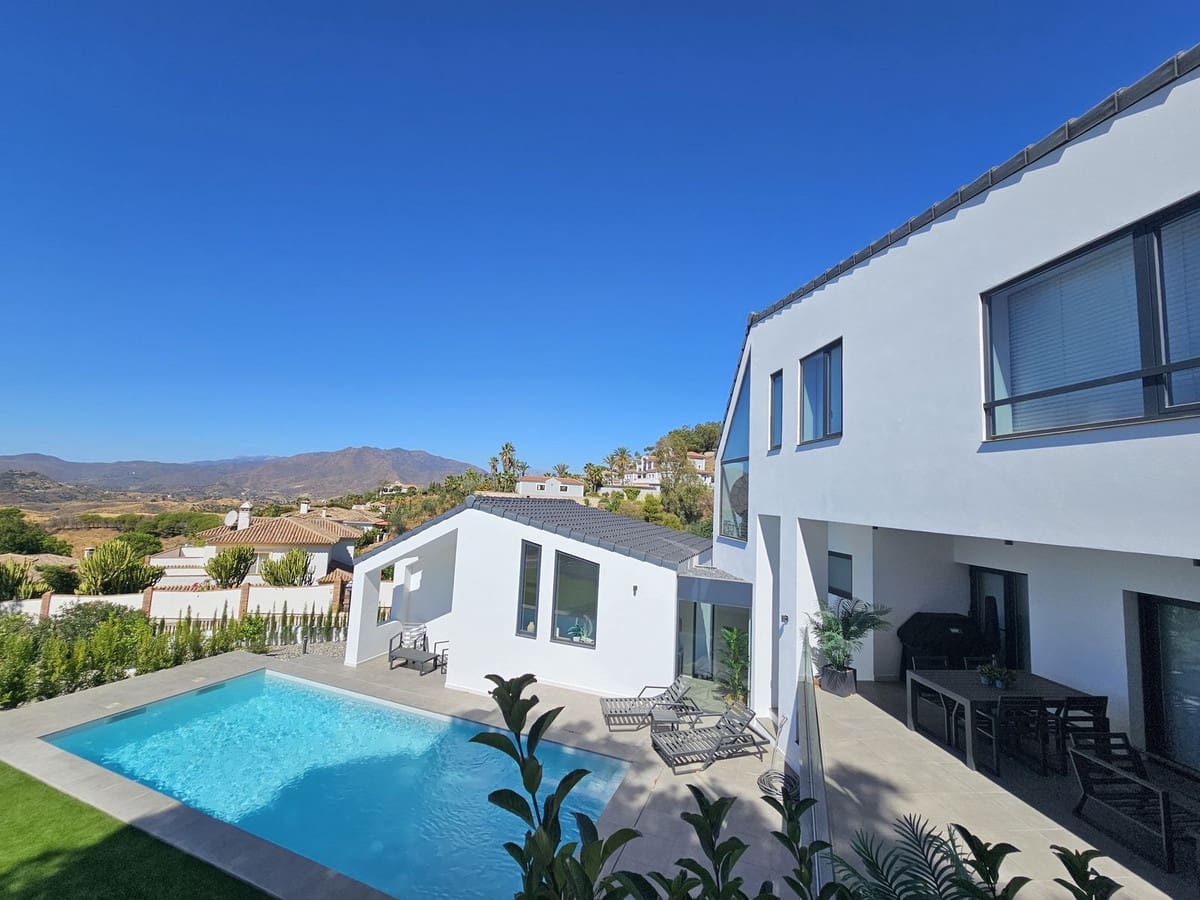3 soveværelse Villa til salg i Mijas med swimmingpool garage - € 1.395.000 (Ref: 9782207)