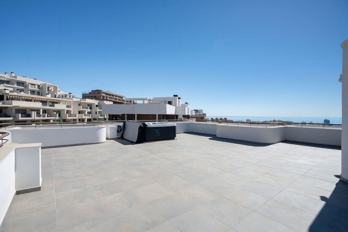 3 sypialnia Penthouse na sprzedaż w Estepona z basenem garażem - 1 195 000 € (Ref: 9793556)