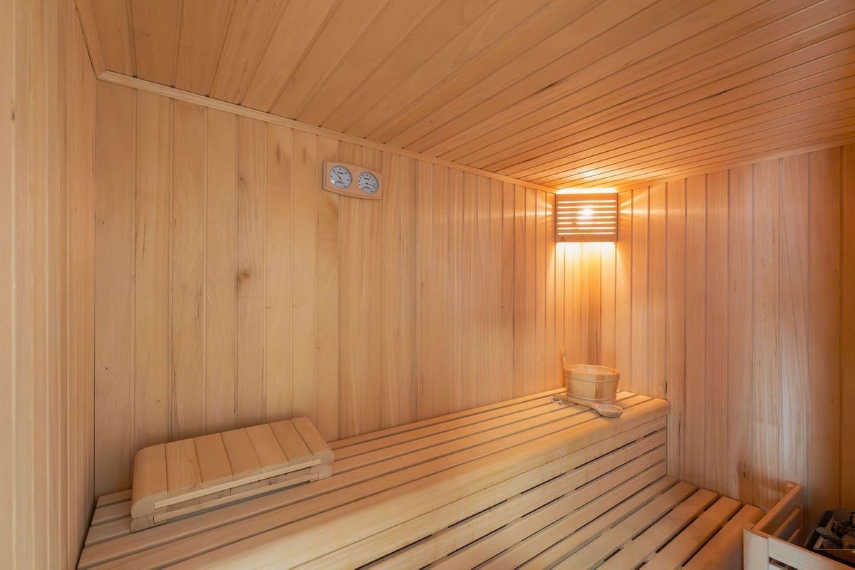 3 sypialnia Penthouse na sprzedaż w Estepona z basenem garażem - 1 195 000 € (Ref: 9793556)