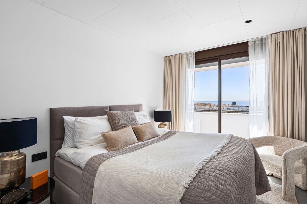 3 sypialnia Penthouse na sprzedaż w Estepona z basenem garażem - 1 195 000 € (Ref: 9793556)