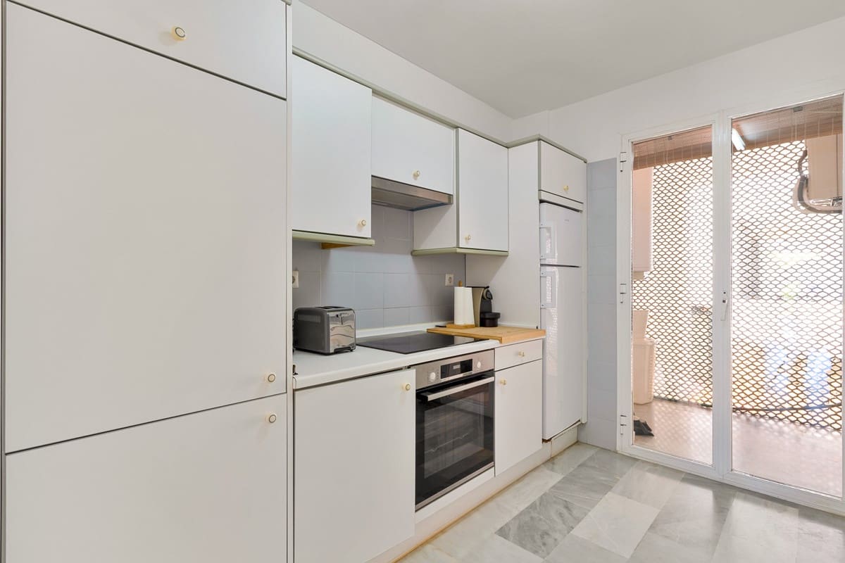 3 sovrum Lägenhet till salu i Estepona med garage - 645 000 € (Ref: 9793558)