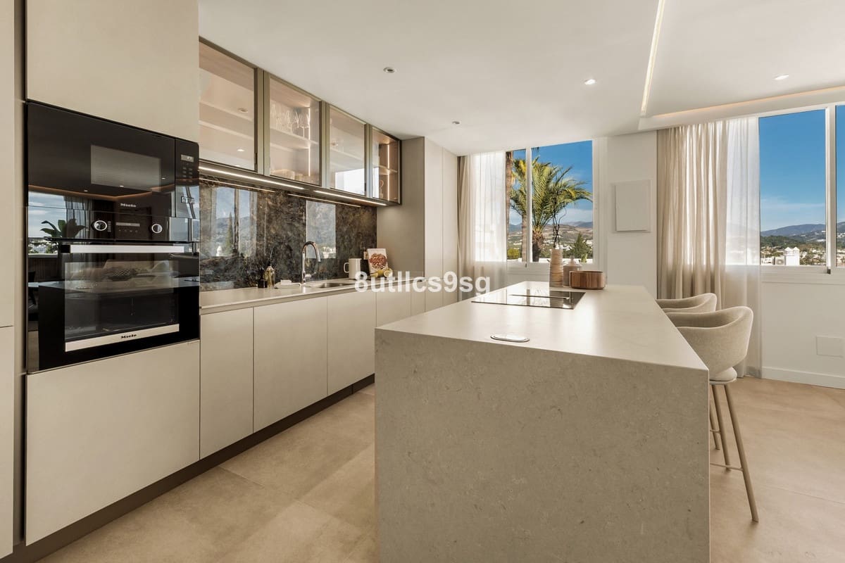 2 soverom Leilighet til salgs i Nueva Andalucia med svømmebasseng garasje - € 690 000 (Ref: 9795194)