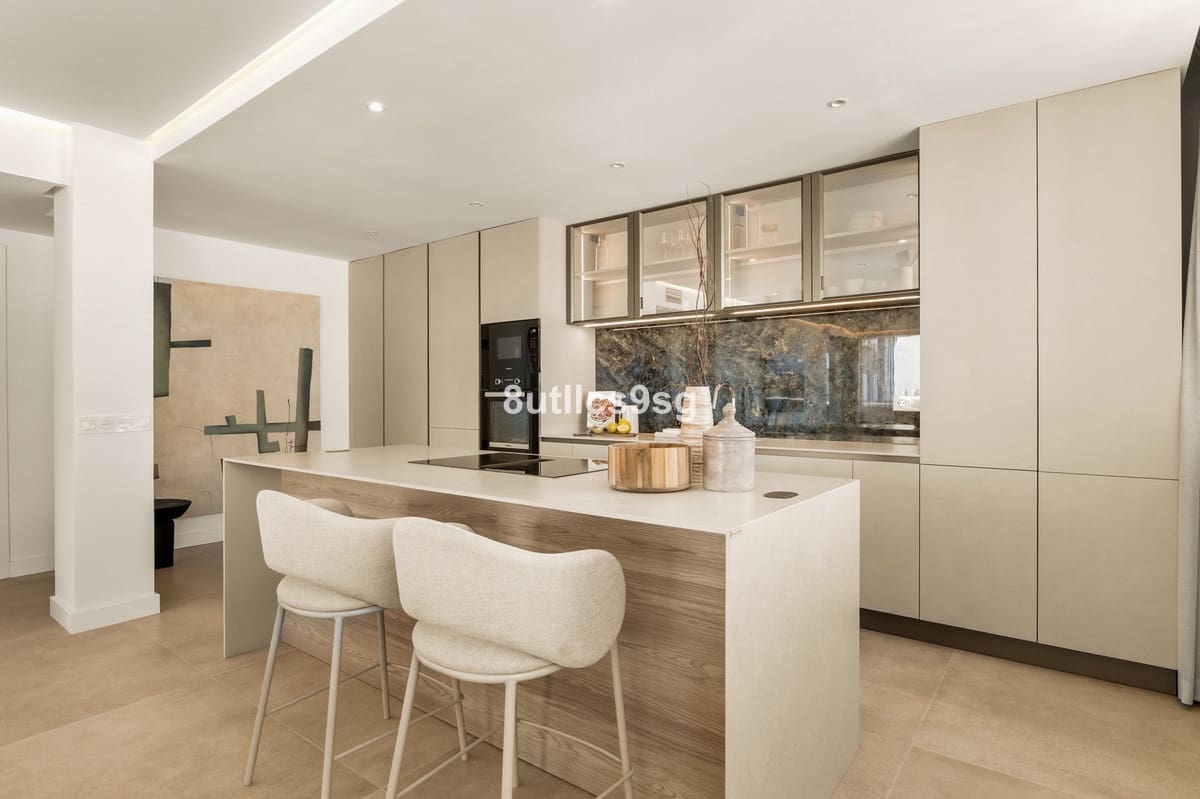 2 soverom Leilighet til salgs i Nueva Andalucia med svømmebasseng garasje - € 690 000 (Ref: 9795194)