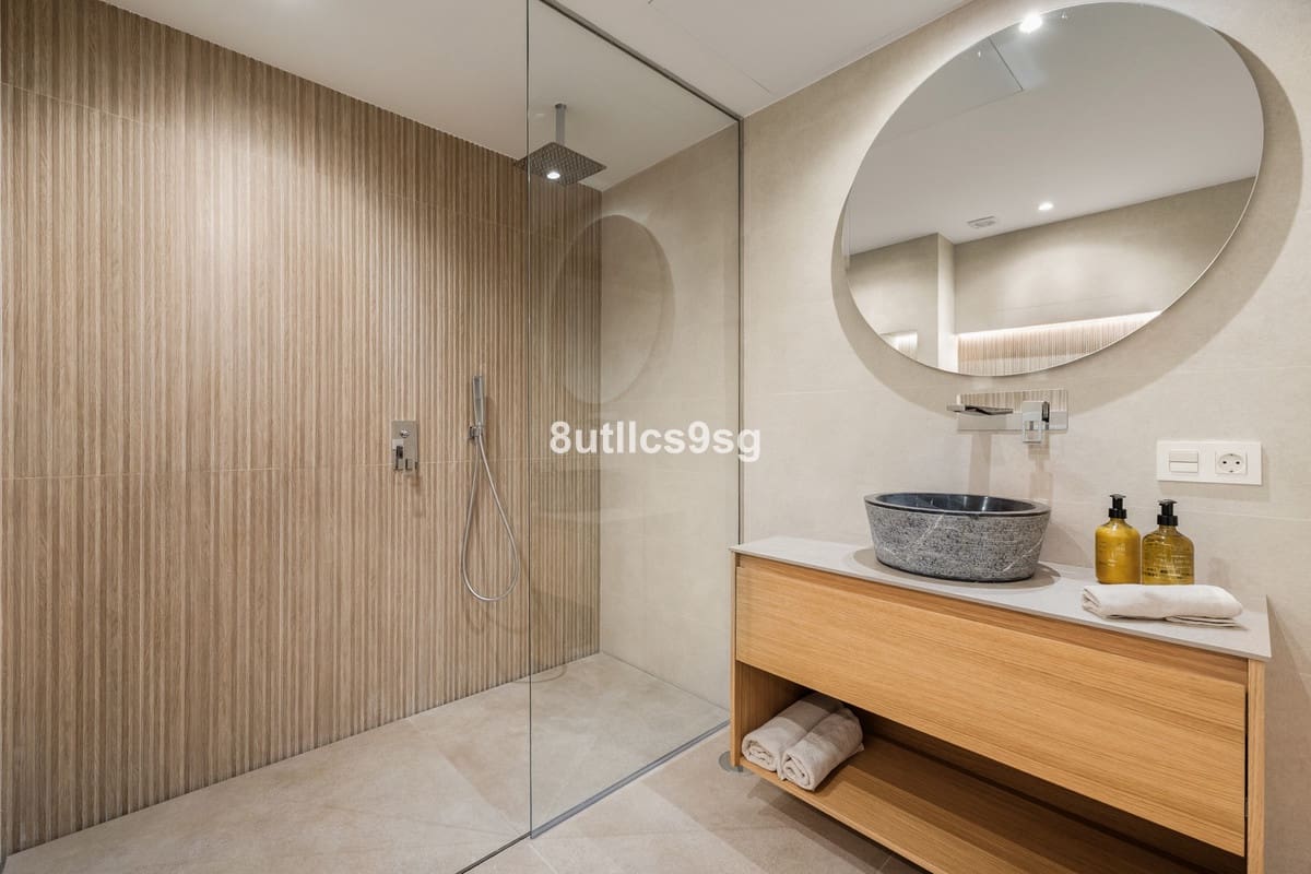 2 soverom Leilighet til salgs i Nueva Andalucia med svømmebasseng garasje - € 690 000 (Ref: 9795194)