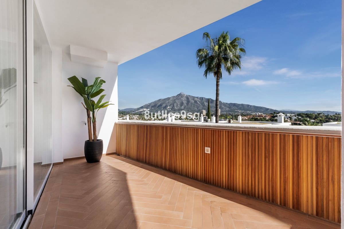 2 soverom Leilighet til salgs i Nueva Andalucia med svømmebasseng garasje - € 690 000 (Ref: 9795194)