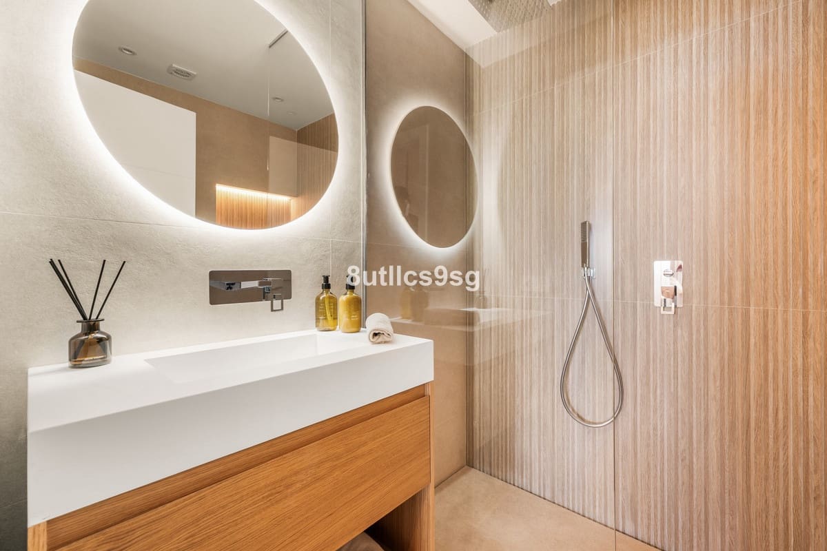 2 soverom Leilighet til salgs i Nueva Andalucia med svømmebasseng garasje - € 690 000 (Ref: 9795194)