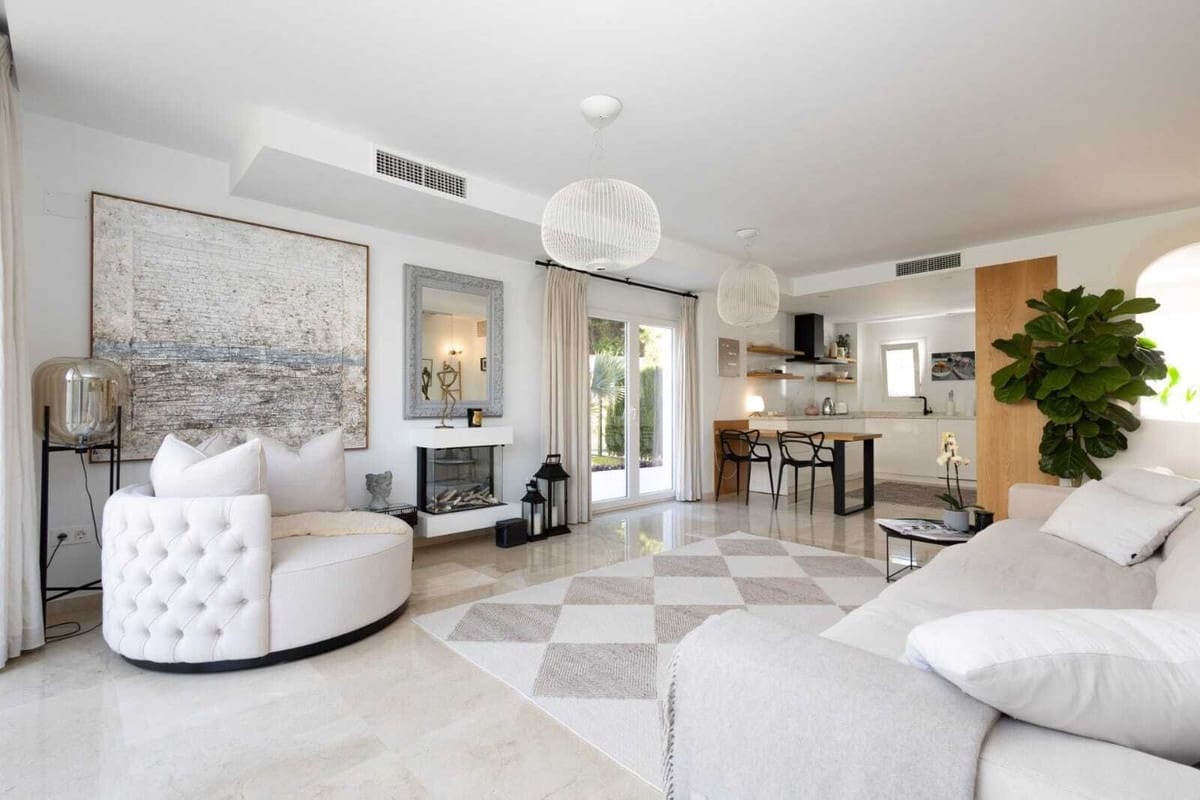 Pareado de 4 habitaciones en Calahonda en venta con piscina garaje - 775.000 € (Ref: 9795206)