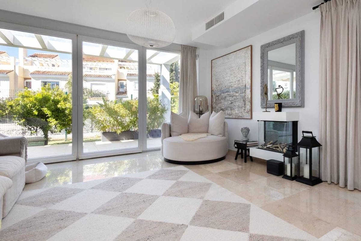 Pareado de 4 habitaciones en Calahonda en venta con piscina garaje - 775.000 € (Ref: 9795206)