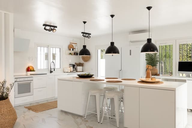 3 soverom Villa til salgs i Sotogrande, San Roque med svømmebasseng garasje - € 1 795 000 (Ref: 9795217)