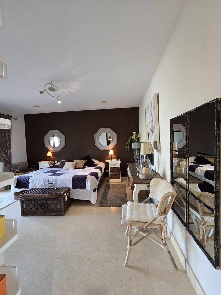 2 bedroom Apartment for sale in Benahavis with pool garage - € 850,000 (Ref: 9797685)