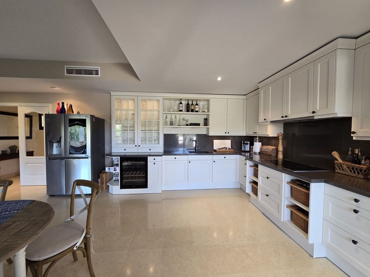 2 bedroom Apartment for sale in Benahavis with pool garage - € 850,000 (Ref: 9797685)