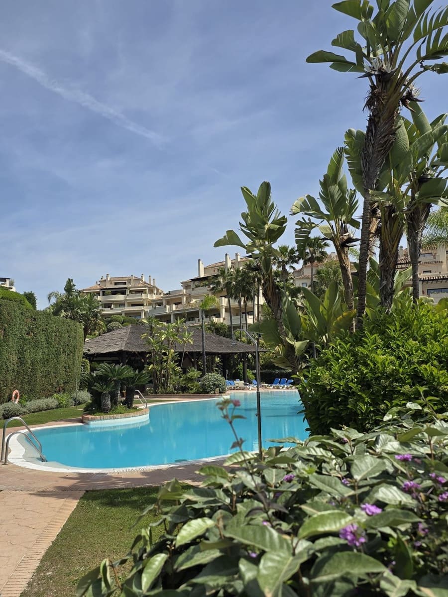 2 bedroom Apartment for sale in Benahavis with pool garage - € 850,000 (Ref: 9797685)