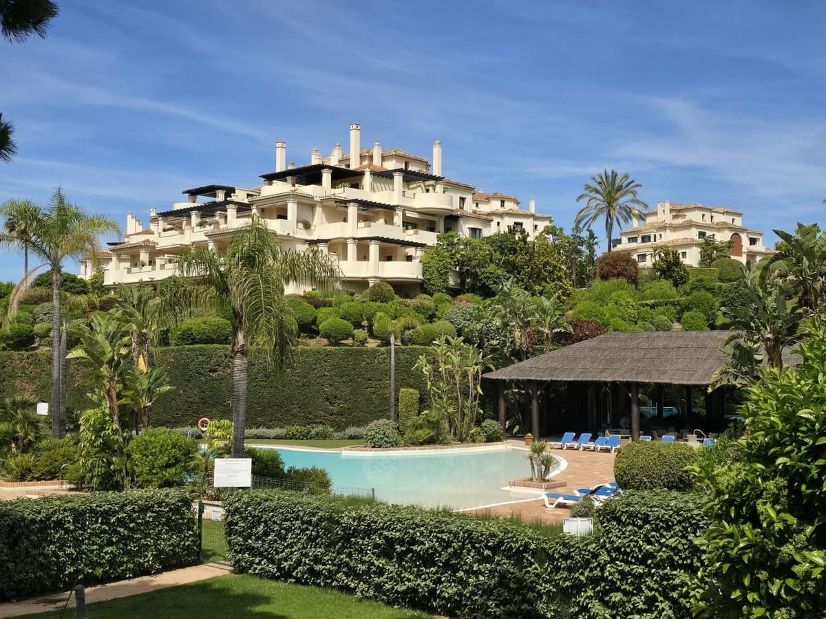 2 bedroom Apartment for sale in Benahavis with pool garage - € 850,000 (Ref: 9797685)