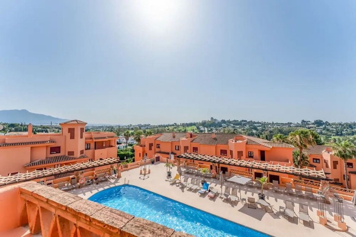 2 soverom Leilighet til salgs i El Paraiso med svømmebasseng garasje - € 299 000 (Ref: 9806879)