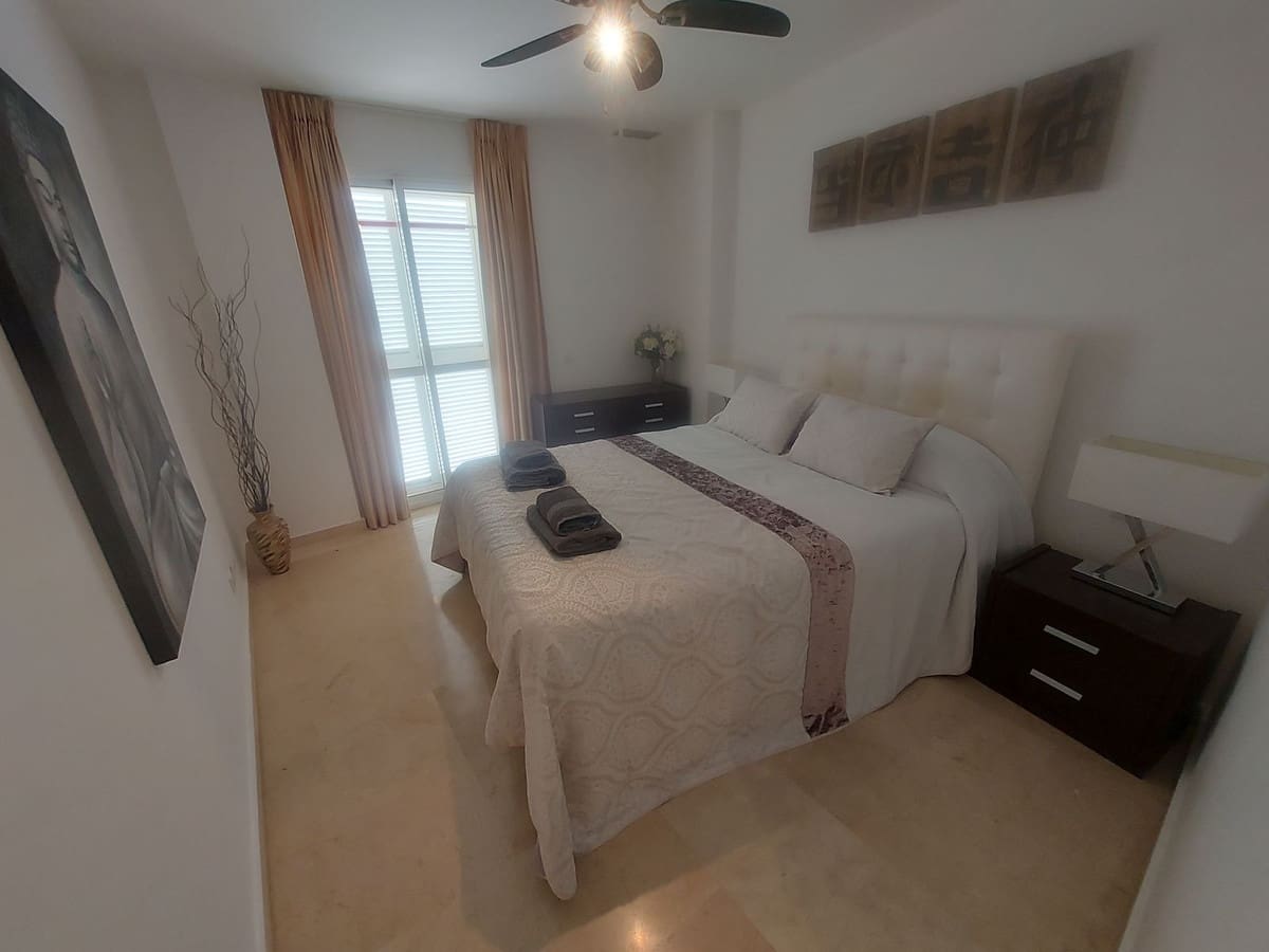 3 sypialnia Apartament na sprzedaż w La Duquesa / Puerto de la Duquesa z basenem garażem - 299 000 € (Ref: 9806883)