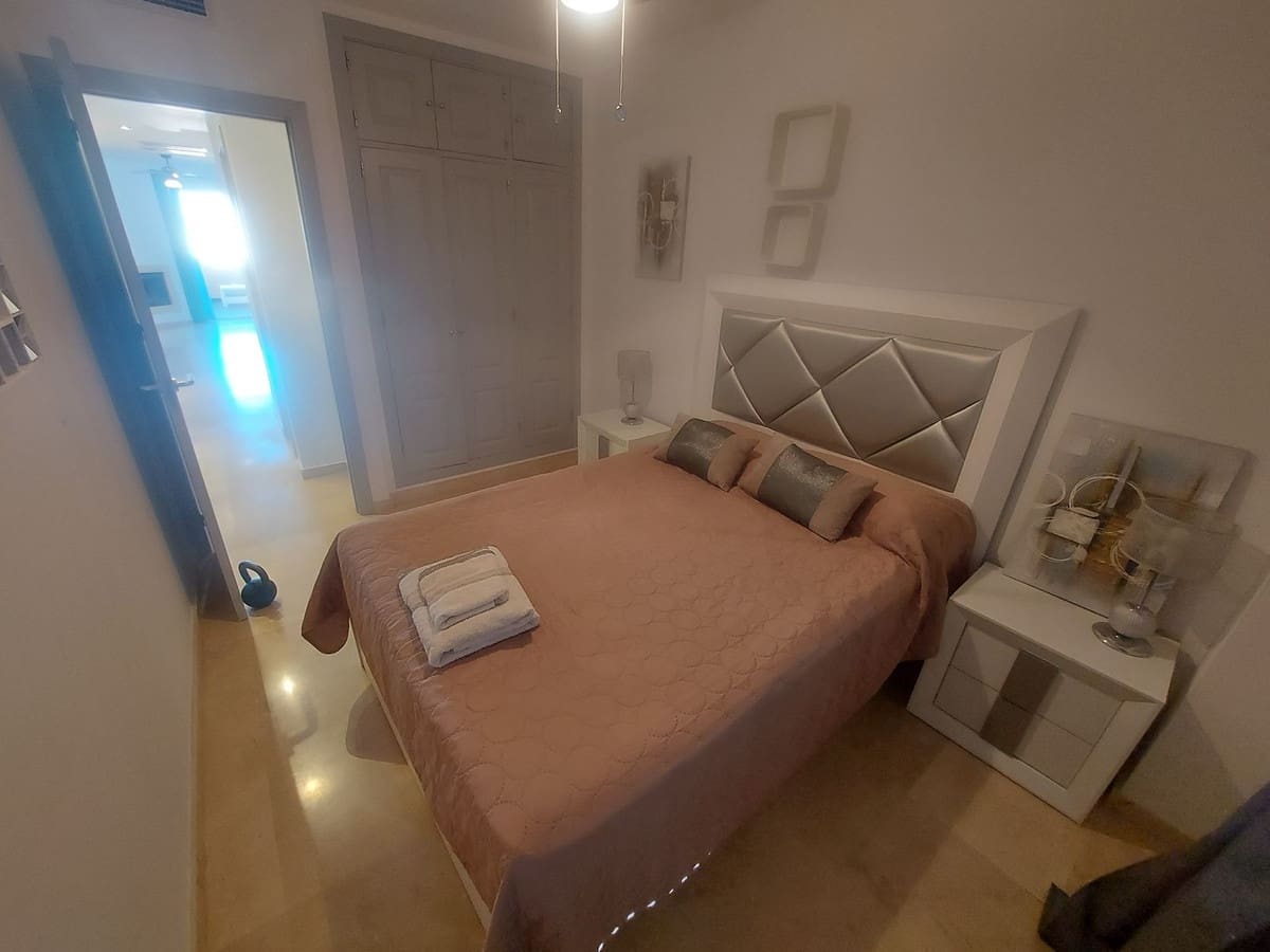 3 sypialnia Apartament na sprzedaż w La Duquesa / Puerto de la Duquesa z basenem garażem - 299 000 € (Ref: 9806883)