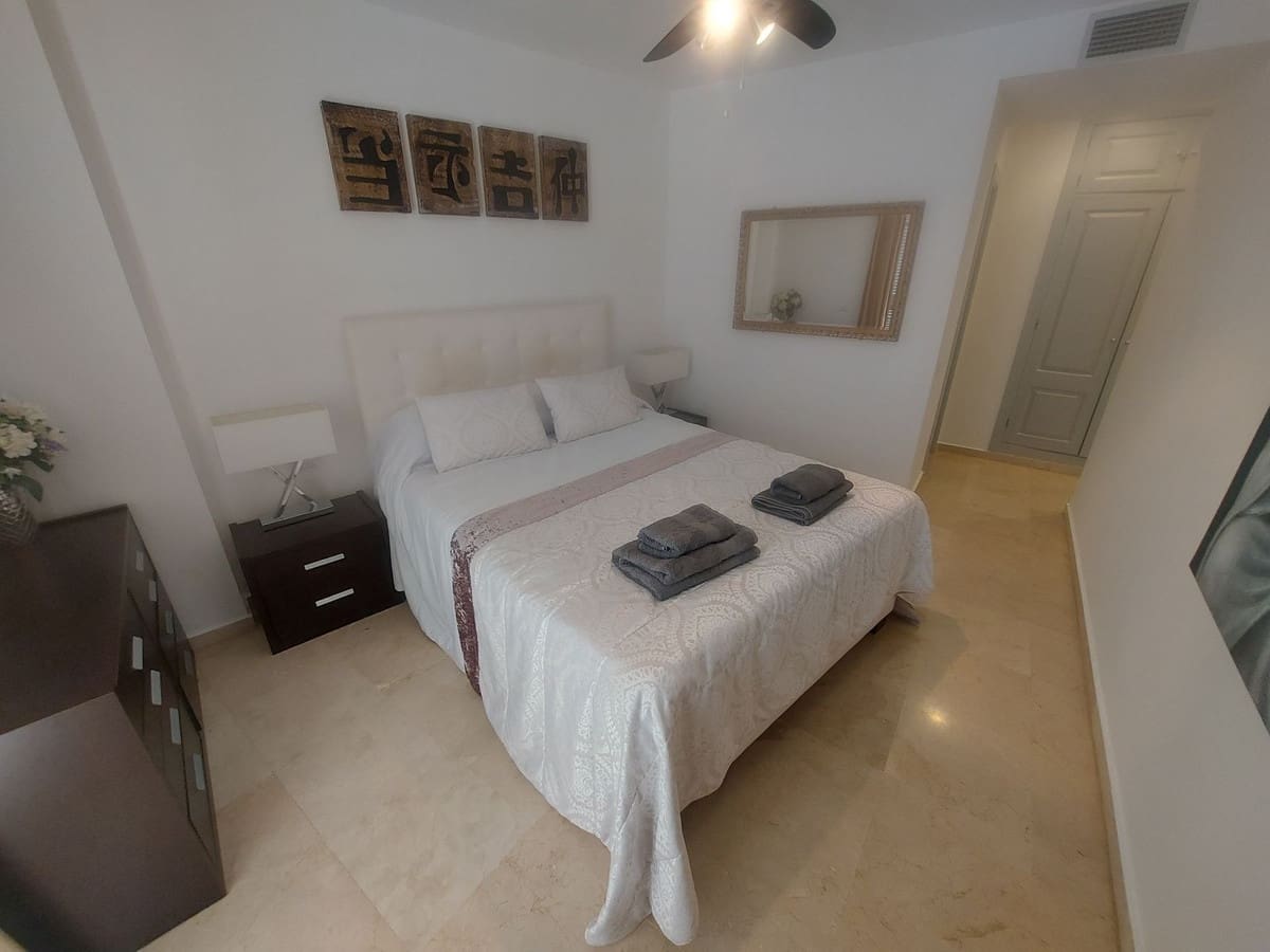 3 sypialnia Apartament na sprzedaż w La Duquesa / Puerto de la Duquesa z basenem garażem - 299 000 € (Ref: 9806883)