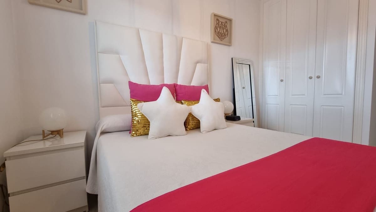 Apartamento de 2 habitaciones en San Luis de Sabinillas en venta con piscina - 318.000 € (Ref: 9806887)