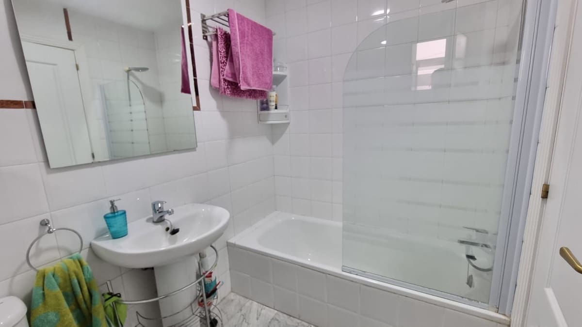 Apartamento de 2 habitaciones en San Luis de Sabinillas en venta con piscina - 318.000 € (Ref: 9806887)