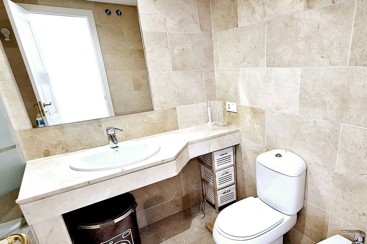 2 makuuhuone Huoneisto myytävänä paikassa La Duquesa / Puerto de la Duquesa mukana uima-altaan 
autotalli - 320 000 € (Ref: 9806891)