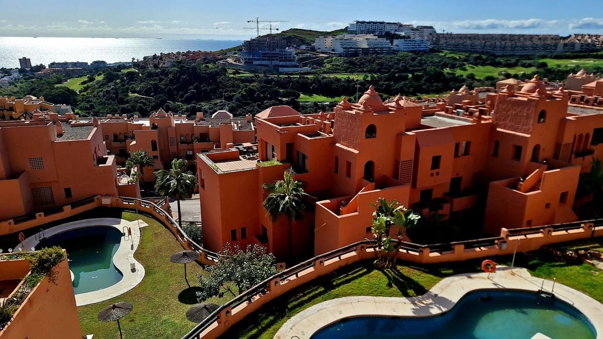 2 makuuhuone Huoneisto myytävänä paikassa La Duquesa / Puerto de la Duquesa mukana uima-altaan 
autotalli - 320 000 € (Ref: 9806891)