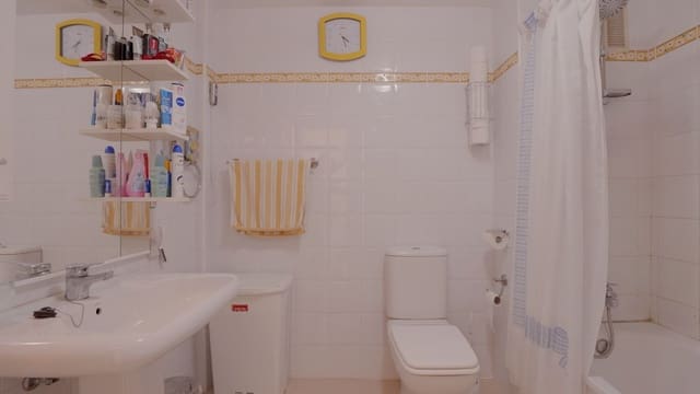 2 makuuhuone Huoneisto myytävänä paikassa La Reserva, Marbella mukana uima-altaan 
autotalli - 329 000 € (Ref: 9806926)