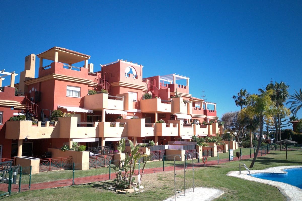 2 slaapkamer Appartement te koop in La Reserva met zwembad garage - € 329.000 (Ref: 9806939)