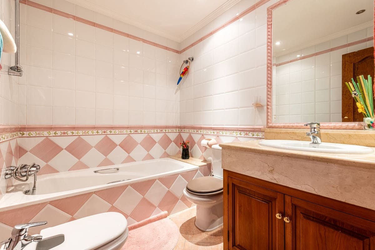 5 slaapkamer Villa te koop in Nueva Andalucia met zwembad garage - € 3.850.000 (Ref: 9806999)