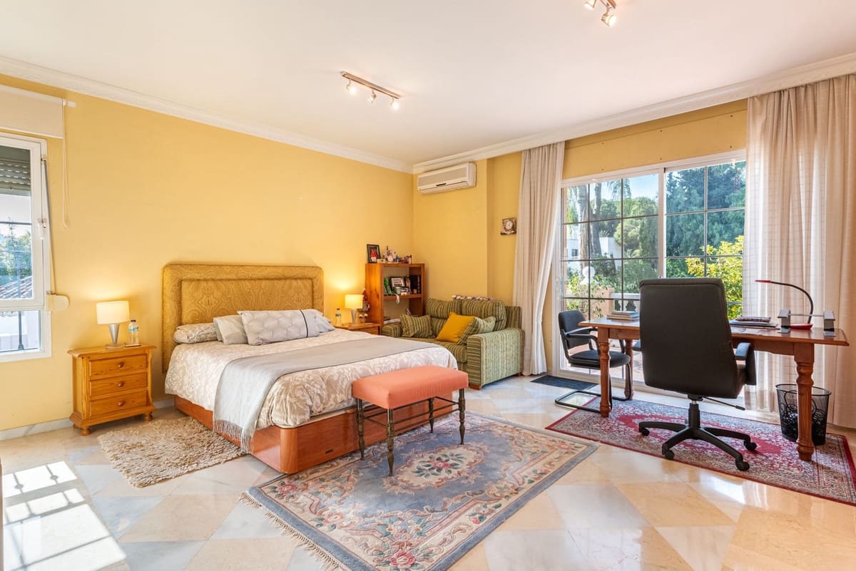 5 slaapkamer Villa te koop in Nueva Andalucia met zwembad garage - € 3.850.000 (Ref: 9806999)