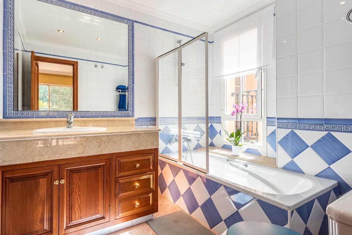 5 slaapkamer Villa te koop in Nueva Andalucia met zwembad garage - € 3.850.000 (Ref: 9806999)