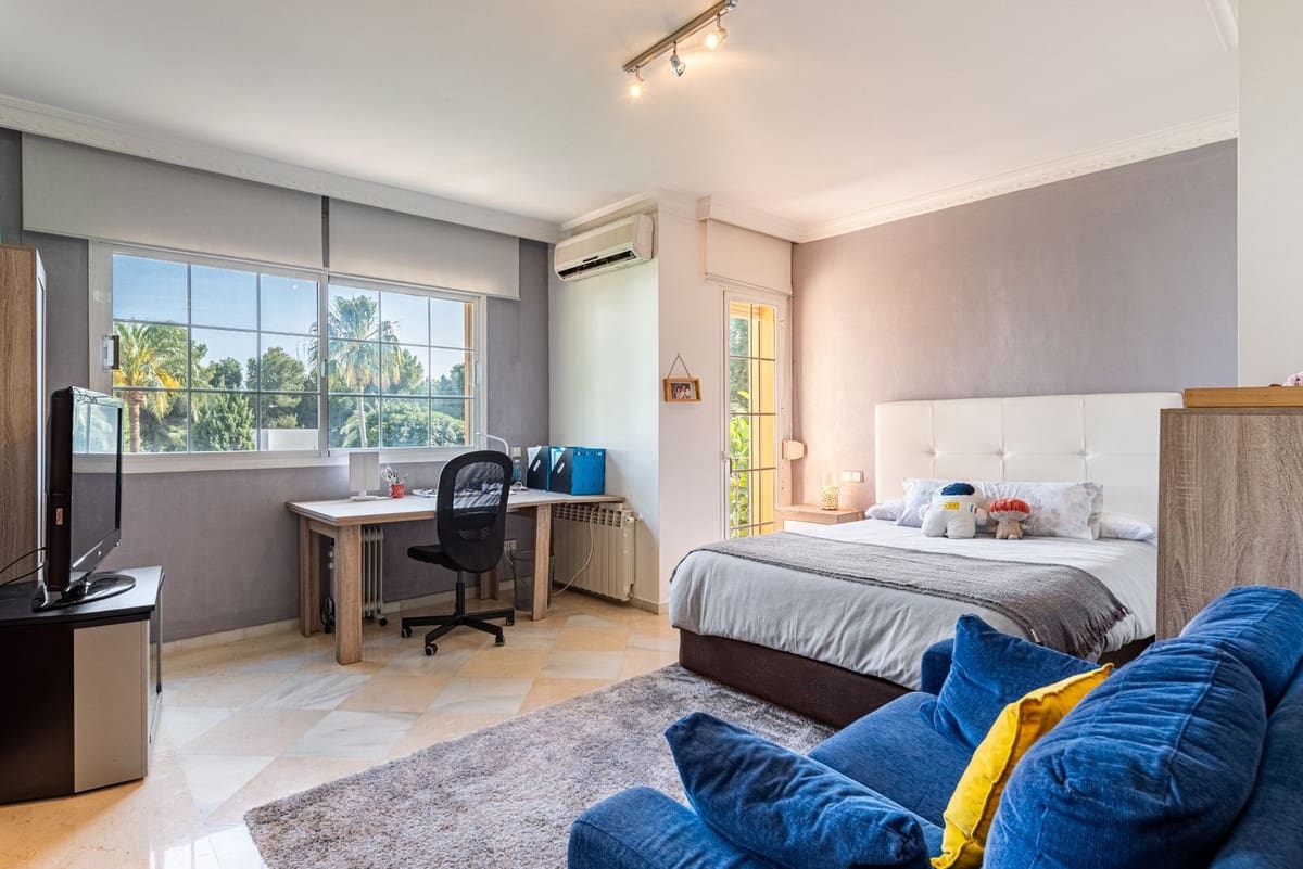 5 slaapkamer Villa te koop in Nueva Andalucia met zwembad garage - € 3.850.000 (Ref: 9806999)