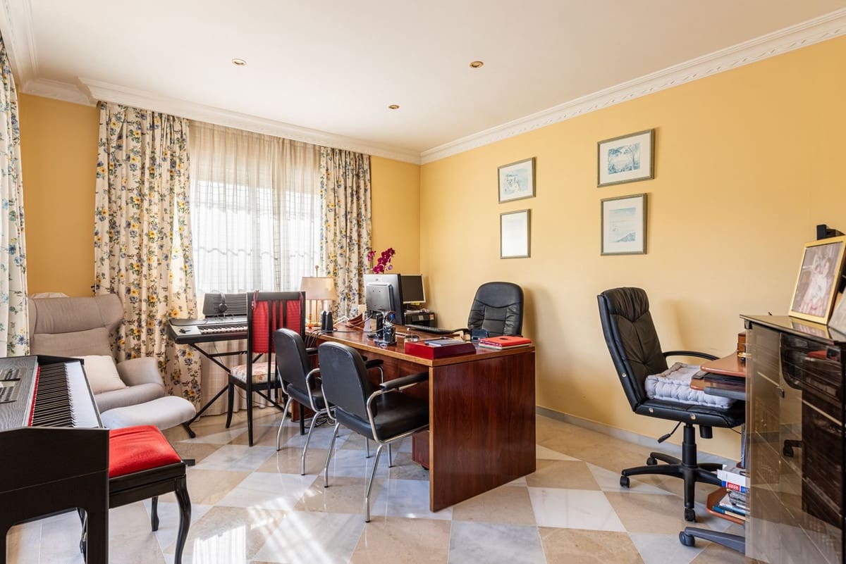 5 slaapkamer Villa te koop in Nueva Andalucia met zwembad garage - € 3.850.000 (Ref: 9806999)