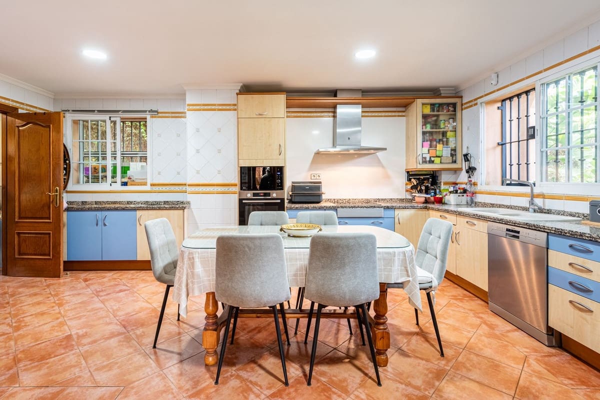 5 slaapkamer Villa te koop in Nueva Andalucia met zwembad garage - € 3.850.000 (Ref: 9806999)